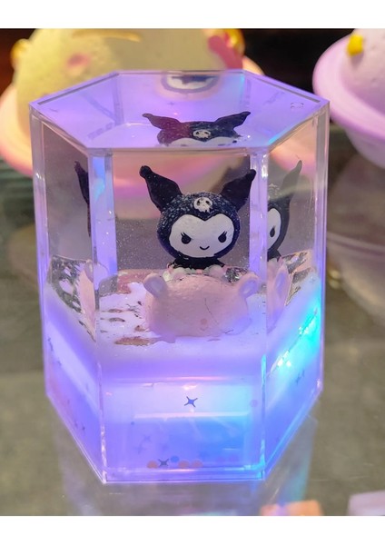 Kuromi Karakterli Işıklı Sesli Batmayan Sulu Dekoratif Altıgen Süs (10 cm * 6 cm )