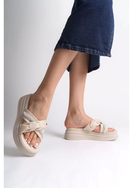 Clara Düz Topuklu Kurdele Desenli Taşlı Kalın ve Ortopedik Taban Kadın Terlik Kt - Krem fiyatları