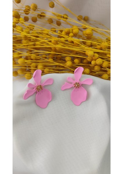 Pembe Pres Mat Metal Çiçek Küpe