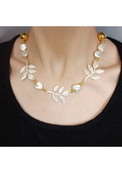 Yaprak Uçlu Özel Tasarım Kalp Şekilli Incili Kolye, Kalp Kolye, Altın Renk Inci Kolye, Incili Kolye, Barok Inci Kolye, Choker Inci Kolye, Kadın Inci Kolye, Altın Kaplama Zincir Kolye