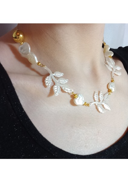 Yaprak Uçlu Özel Tasarım Kalp Şekilli Incili Kolye, Kalp Kolye, Altın Renk Inci Kolye, Incili Kolye, Barok Inci Kolye, Choker Inci Kolye, Kadın Inci Kolye, Altın Kaplama Zincir Kolye