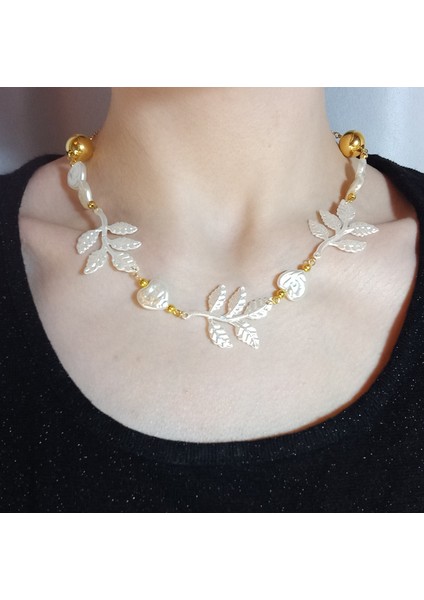 Yaprak Uçlu Özel Tasarım Kalp Şekilli Incili Kolye, Kalp Kolye, Altın Renk Inci Kolye, Incili Kolye, Barok Inci Kolye, Choker Inci Kolye, Kadın Inci Kolye, Altın Kaplama Zincir Kolye