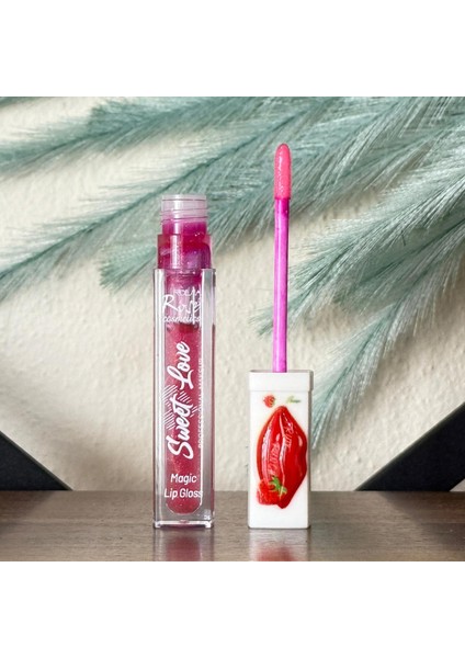 Çileğin Büyüsüyle Işıldayan Dudaklar Magic Lip Gloss