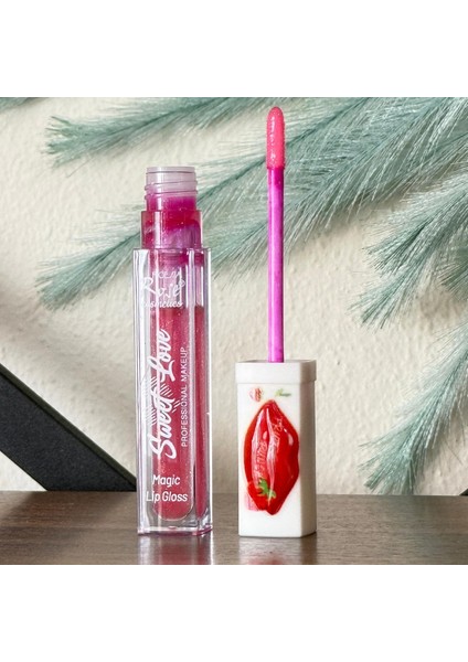 Çileğin Büyüsüyle Işıldayan Dudaklar Magic Lip Gloss