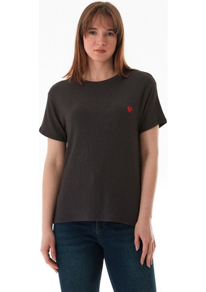 Kalp Nakışlı Bürümcük Kumaş Tişört