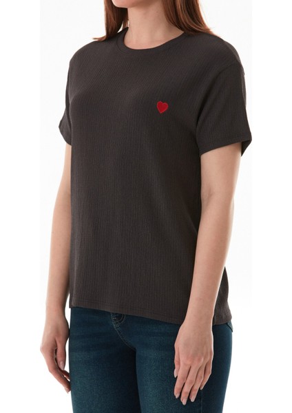 Kalp Nakışlı Bürümcük Kumaş Tişört indirimleri