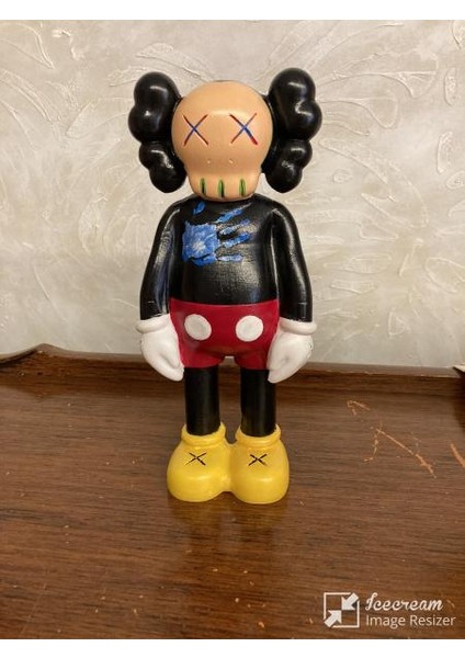 Kaws Küçük Ayakta