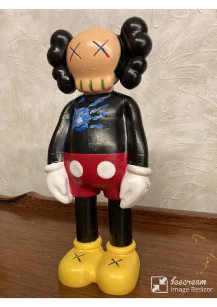 Kaws Küçük Ayakta modelleri