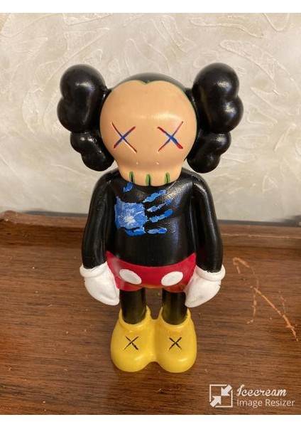 Kaws Küçük Ayakta fırsatları