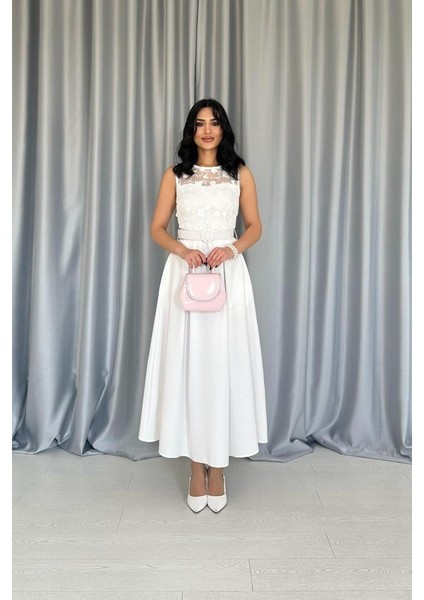 Beyaz Önü Dantel Detaylı Kemerli Elbise