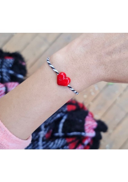 Murano Kırmızı Cam Kalp Boncuklu Siyah Beyaz Bileklik