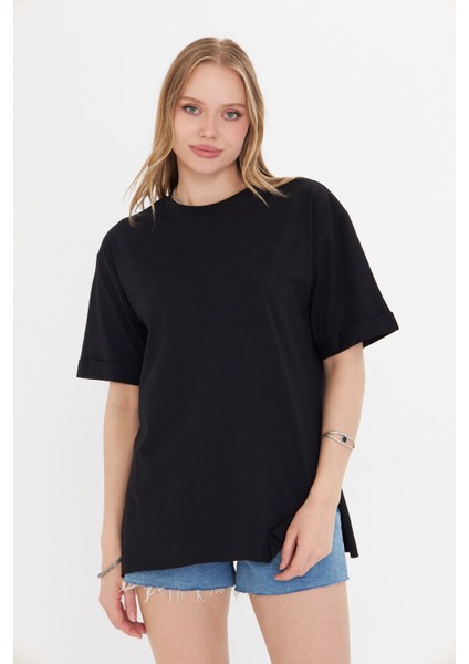 Kadın Siyah Yuvarlak Yaka Oversize Yandan Yırtmaçlı T-Shirt Tişört
