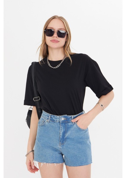 Kadın Siyah Yuvarlak Yaka Oversize Yandan Yırtmaçlı T-Shirt Tişört modelleri