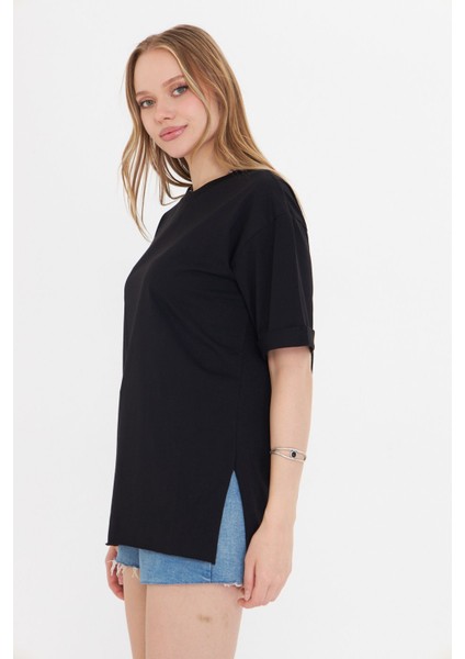 Kadın Siyah Yuvarlak Yaka Oversize Yandan Yırtmaçlı T-Shirt Tişört indirimleri