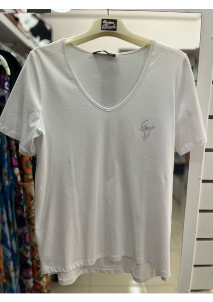 V Yaka Taş Baskılı T-Shirt