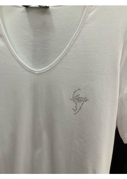 V Yaka Taş Baskılı T-Shirt