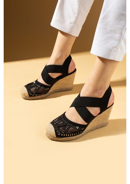 Taş Detaylı Çapraz Bantlı Hasır Dolgu Topuklu Kadın Sandalet 69-67-25SÜET