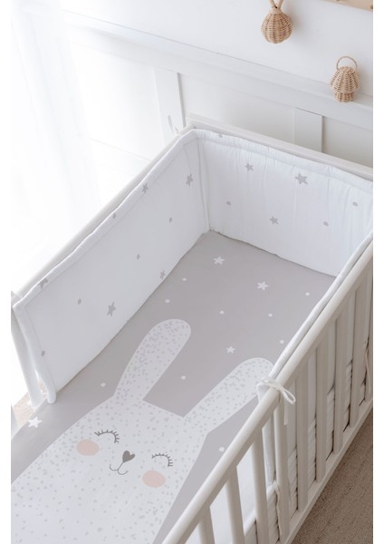 Bebek Başucu Koruyucu ve Baskılı Çarşaflı Uyku Seti - Pure Baby Serisi - Gri Zeminli Beyaz Tavşan modelleri