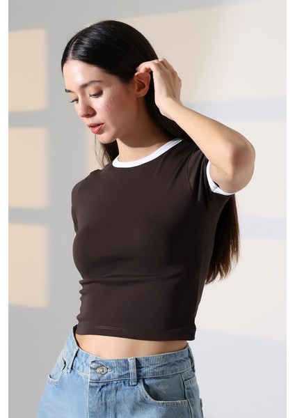 Penye Likralı Ribana Yakası ve Kol Ağzı Beyaz Biyeli Pamuklu T-Shirt 21832 Kahve