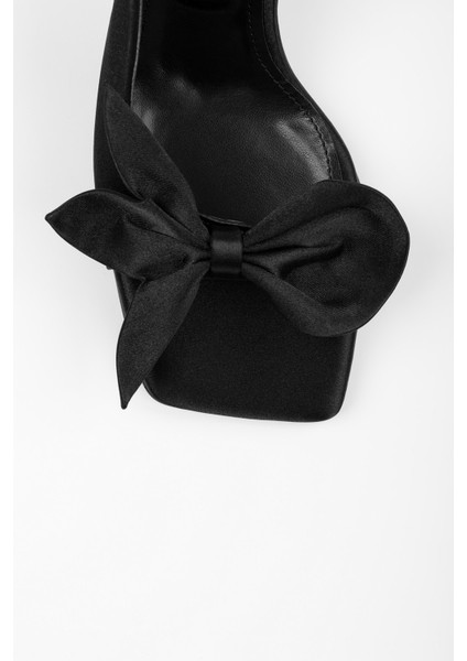 Kadın Lily Siyah Saten Fiyonk Detaylı Topuklu Ayakkabı fırsatları