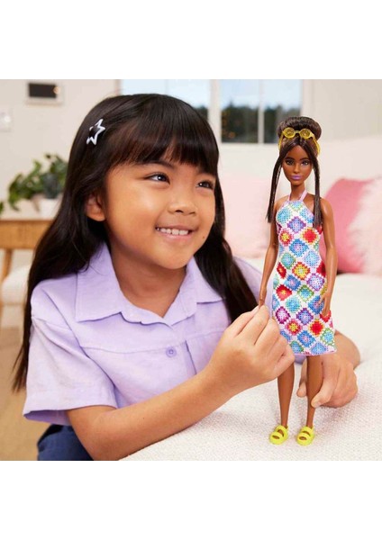 Topuz Saçlı ve Örgü Elbiseli Barbie Fashionistas Bebeği HJT07 1 Adet