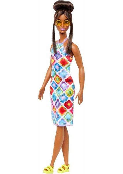 Topuz Saçlı ve Örgü Elbiseli Barbie Fashionistas Bebeği HJT07 1 Adet