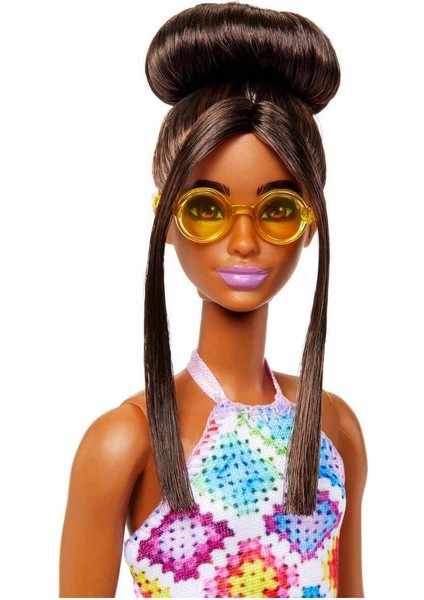 Topuz Saçlı ve Örgü Elbiseli Barbie Fashionistas Bebeği HJT07 1 Adet
