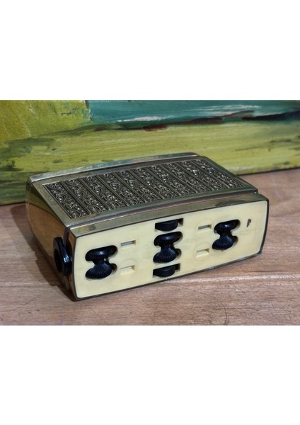 Luxury 1970'S Alman Pirinç Tekerlekli Otomatik Sigaralık - 10,5 cm x 7 cm x 3,5 cm Ölçülerinde 1 Adet indirimleri