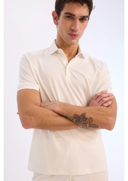 Slim Fit Dar Kesim Polo Yaka Dokulu Kısa Kollu Krinkıl Beyaz Tişört E1222AX25SM fırsatları