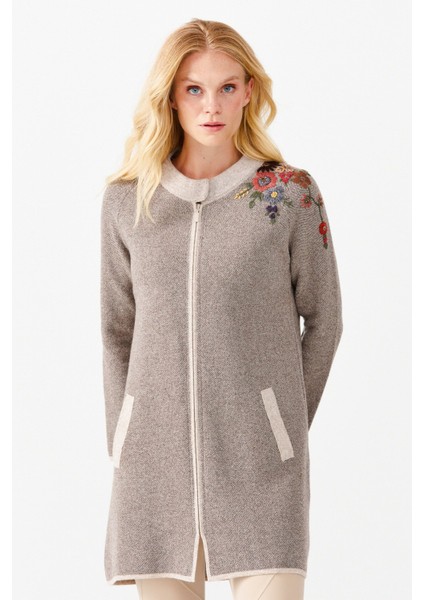 Kadın Dik Yaka Omuzu Nakış Işlemeli Uzun Hırka Bej