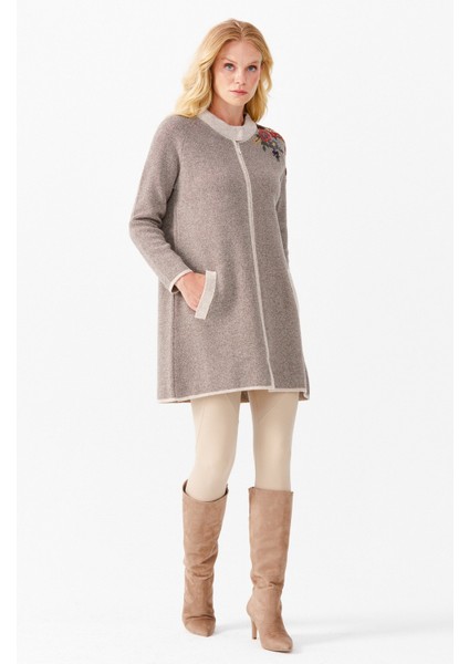 Kadın Dik Yaka Omuzu Nakış Işlemeli Uzun Hırka Bej fiyatları