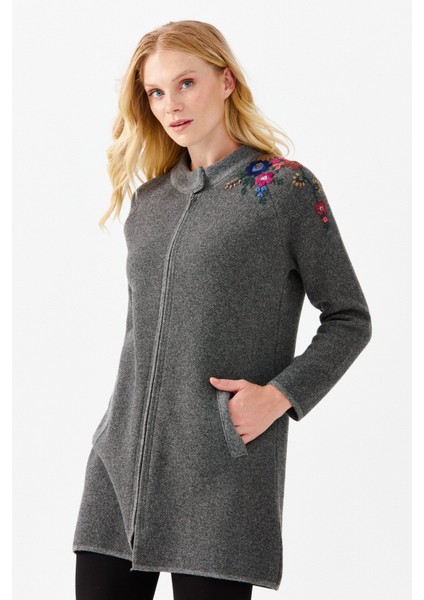 Kadın Dik Yaka Omuzu Nakış Işlemeli Uzun Hırka Füme modelleri