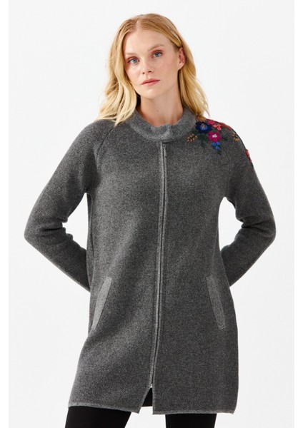 Kadın Dik Yaka Omuzu Nakış Işlemeli Uzun Hırka Füme fırsatları