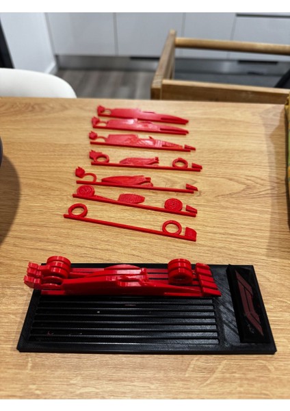 3D Formula 1 Araba Masa Üstü Dekoru – Parçalı Montaj Model (16 x 6 cm )