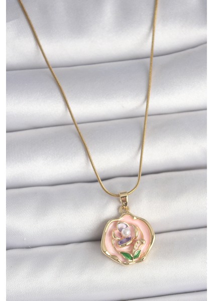 316L Çelik Gold Renk Zincir Pembe Renkli Çiçek Işlemeli Inci Detay Portre Model Kadın Kolye