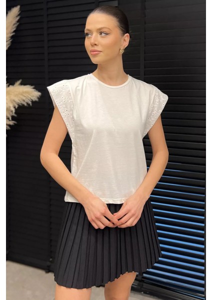 Kadın Bisiklet Yaka Kol Dantel Işlemeli Tişört P-00016466