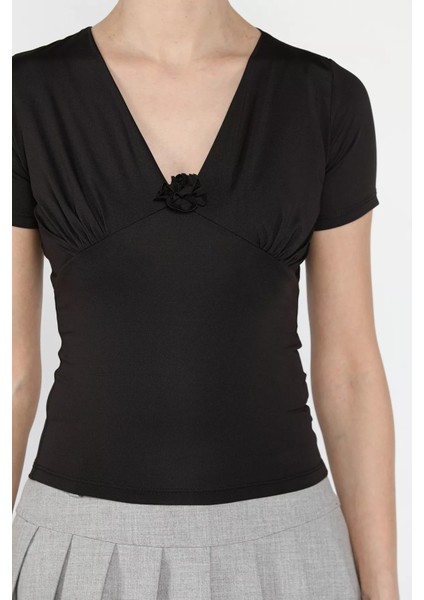 Gül Detaylı V Yaka Kadın Bluz P-00016474
