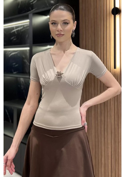 Gül Detaylı V Yaka Kadın Bluz P-00016474