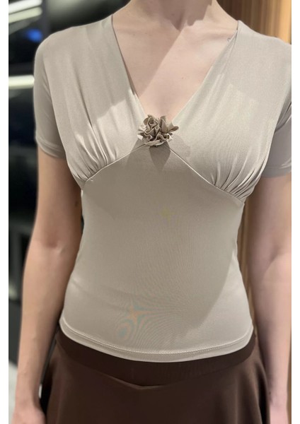 Gül Detaylı V Yaka Kadın Bluz P-00016474