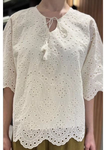 V Yaka Dantel Işlemeli Astarlı Kadın Bluz P-00016418 fırsatları