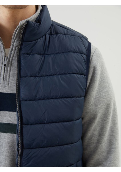 Yeni Sezon Standart Kalip Dik Yaka Erkek Sisme Yelek - S50782Z8 modelleri