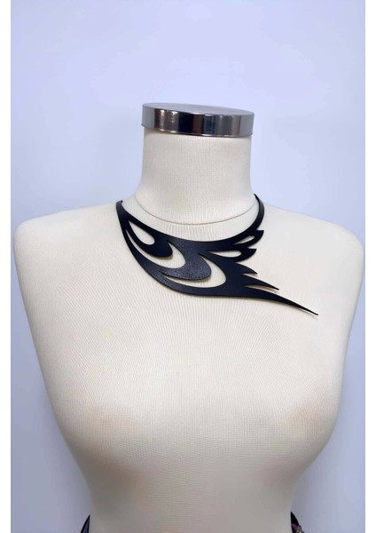 - Kuş Kanadı ve Göz Detaylı Şık Deri Choker, Deri Kolye - APFT1414 fiyatları