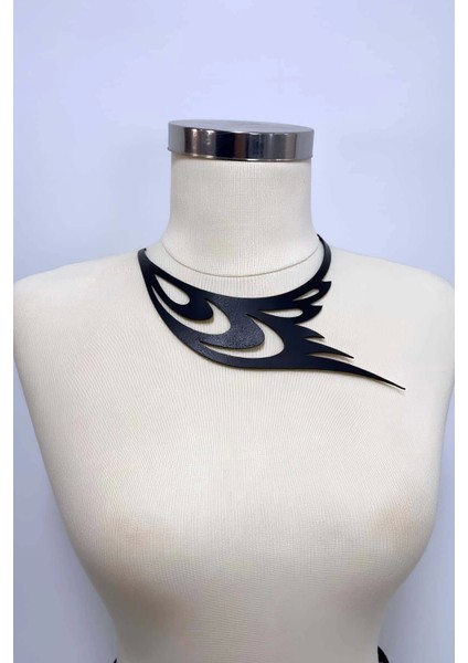 - Kuş Kanadı ve Göz Detaylı Şık Deri Choker, Deri Kolye - APFT1414 fırsatları