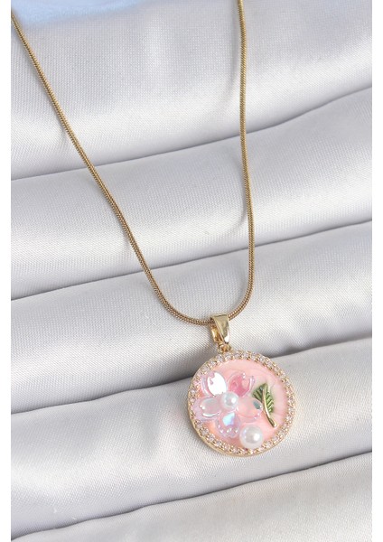 316L Çelik Gold Renk Zincir Zirkon Taşlı Pembe Mineli Çiçek Işlemeli Inci Detay Portre Model Kadın Kolye