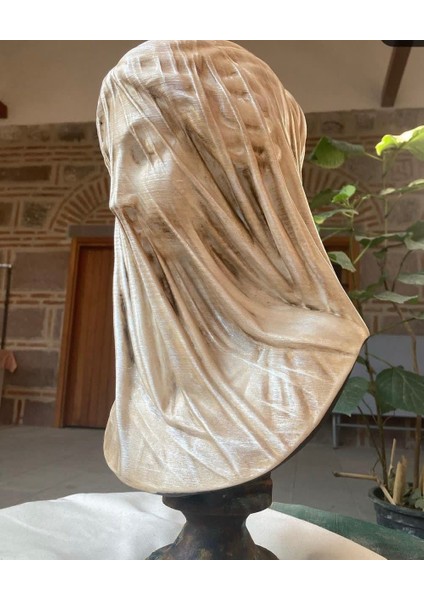 Tüllü Kadın Meryem