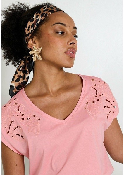 Omuzu Brode Detaylı Pembe Tişört