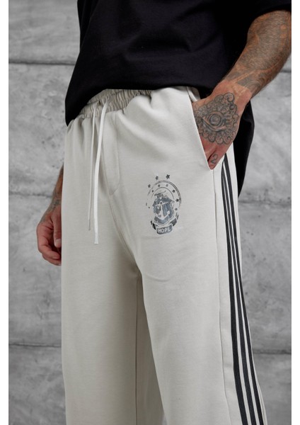 Krem Çizgili Arma Detaylı Baggy Eşofman