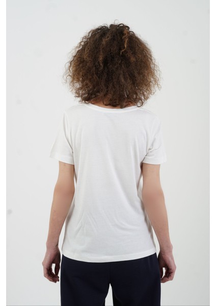 Beyaz Minimal Çiçek Baskılı Tshirt fırsatları