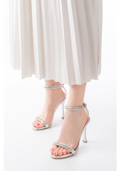 Gümüş Taş Aksesuarlı Platformlu Topuklu Kadın Terlik fırsatları