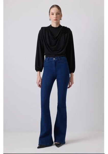 Gül Detaylı Drapeli Bluz Siyah